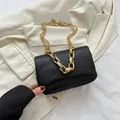 Sac à bandoulière carré en cuir noir minimaliste avec chaîne dorée et rabat - Noir