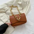 Sac bandoulière vintage en cuir fauve avec chaîne dorée épaisse et finition texturée - Marron
