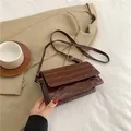 Braune Umhängetasche mit Krokodilmuster aus Kunstleder und verstellbarem Riemen - Braun
