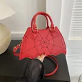 Détail du sac à main rouge en forme de chauve-souris avec broderie de toile d'araignée - Rouge