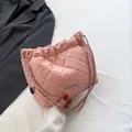 Gesteppte hellrosa Beuteltasche mit silberner Kette und geschmeidigem PU-Leder - Rosa