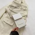Minimalistische weiße PU-Leder Umhängetasche für Handys mit goldenen Metalldetails - Weiß