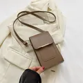 Schicke braune Umhängetasche mit goldenem Metallbesatz und verstellbarem Gurt - Khaki