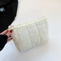 Gevoerde crème make-up tas met ruitpatroon en een stijlvolle gouden ritssluiting - Broken Wit