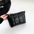 Elegante zwarte gewatteerde puffer make-uptas met gouden rits en nylon textuur - Zwart