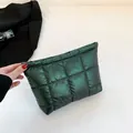 Gewatteerde nylon clutch in donkergroen met ruitstructuur en handige ritssluiting - Groen