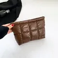 Donkerbruine gewatteerde puffer pouch met een stijlvolle gouden driehoekige rits - Bruin