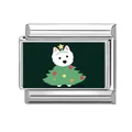 Italienisches Charm-Glied mit weißem Hund im Weihnachtsbaumkostüm auf dunkelgrünem Grund - Hund im Weihnachtsbaum-Outfit