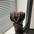 Borsa a sella nera minimalista con ciliegie 3D e catena dorata da donna - Nero