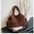 Vue détaillée du sac cabas en velours côtelé marron avec broderie TOTE BAG et crochet - Café