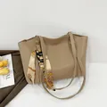 Sac fourre-tout chic en cuir PU kaki avec élégant foulard imprimé enroulé sur l'anse - Kaki