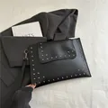 Elegante grote zwarte enveloppe-clutch met zilveren studs op mat leer voor dames - Zwart