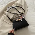 Sac à main élégant noir motif crocodile avec fermoir doré et foulard de soie décoratif - Noir