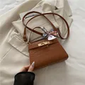 Sac bandoulière marron à motif crocodile avec fermoir métal et foulard en soie décoratif - Marron