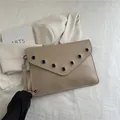 Pochette a busta beige minimalista con occhielli argentati e cinturino rimovibile - Cachi