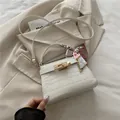 Sac à main blanc effet crocodile avec fermoir doré et foulard rose décoratif - Blanc