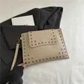 Beige enveloppe clutch tas met grijze vierkante metalen klinknagels en polsbandje - Khaki