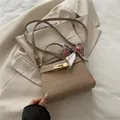 Petit sac carré beige effet crocodile avec fermoir doré et foulard en soie élégant - Khaki
