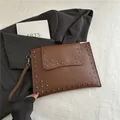 Elegante bruine PU-leren enveloptas met zilveren vierkante studs en een polsbandje - Bruin