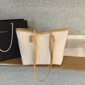 Schicke beige Tragetasche mit hellbraunem Rand und Schultergurten für den eleganten Alltag - Gebrochenes Weiß