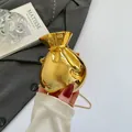 Borsa a tracolla dorata a forma di caramella con catena in metallo e finitura a specchio - Oro Scuro
