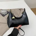 Borsa hobo in vernice nera lucida con catena in metallo dorato e logo fashion in rilievo - Nero