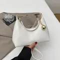 Borsa a sella in ecopelle bianca con pendente a sfera dorata e scritta Fashion - Bianco