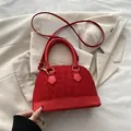 Dunkelrote Muschel-Handtasche mit Leopardenmuster-Prägung und goldenen Schnallen - Rot