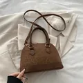 Braune Muschel-Handtasche mit Leopardenmuster-Panel und goldenen Metall-Details - Braun