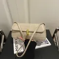 Beige Baguette-Tasche in Krokodil-Optik mit goldenem U-Verschluss und Lederriemen - Khaki
