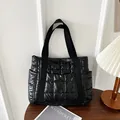 Sac fourre-tout matelassé noir brillant avec coutures carrées et larges anses - Noir