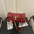 Dunkelrote Unterachseltasche mit Krokodilprägung, Goldverschluss und schmalem Riemen - Rot