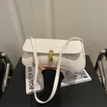 Elegante weiße Handtasche mit Krokodilmuster und goldenem Schnallenverschluss - Weiß