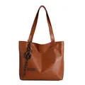 Braune Shopper-Tasche aus Kunstleder mit langen Schultergurten und modischem Logo - Kaffee