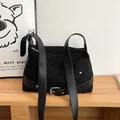 Bolso de hombro retro de PU mate negro con cinturón decorativo, remaches y hebilla - Negro