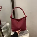 Sac bandoulière vintage rouge foncé en daim avec embossage et nœud à l'anse - Rouge
