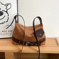 Bolso de hombro vintage de cuero PU marrón mate con cinturón decorativo y remaches - Marrón