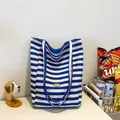 Marineblau und weiß gestreifte Canvas-Tragetasche mit goldenem Handmade-Metallschild - Blau