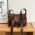 Bolso bandolera vintage de cuero PU mate marrón oscuro con cinturones y remaches - Marrón
