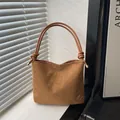 Sac à bandoulière en daim marron caramel avec nœuds décoratifs et texte de mode - Marron