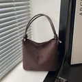 Sac sous le bras en daim marron foncé avec doubles bretelles et texte décoratif - Marron