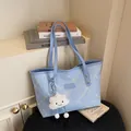 Bolso tote azul claro con textura, bordados florales y un lindo colgante de nube suave - Con Colgante de Nube / Azul