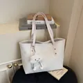 Bolso tote de jacquard blanco con borde rosa y detalle de colgante de nube de felpa - Con Colgante de Nube / Blanco Roto