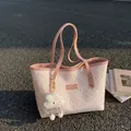 Bolso tote acolchado rosa con correas de hombro y colgante de nube blanca - Con Colgante de Nube / Rosa