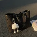 Bolso tote negro con diseño de diamantes y un colgante de nube blanca de felpa - Con Colgante de Nube / Negro