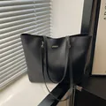 Minimalistische schwarze matte Tote Bag aus PU-Leder mit goldener Verzierung und Trägern - Schwarz