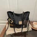 Vintage schwarze PU-Einkaufstasche mit Patches und goldenen Nieten für Damen - Schwarz