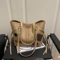 Sac fourre-tout kaki en similicuir avec écussons vintage et longues anses - Kaki