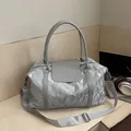 Große silbergraue Reisetasche mit Plissee-Struktur und praktischem Schultergurt für Damen - Silber
