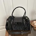 Große schwarze Reisetasche mit Knitteroptik, Doppelgriffen und Goldbeschlägen - Schwarz